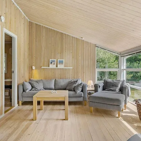 With Spacious Garden Holiday home *