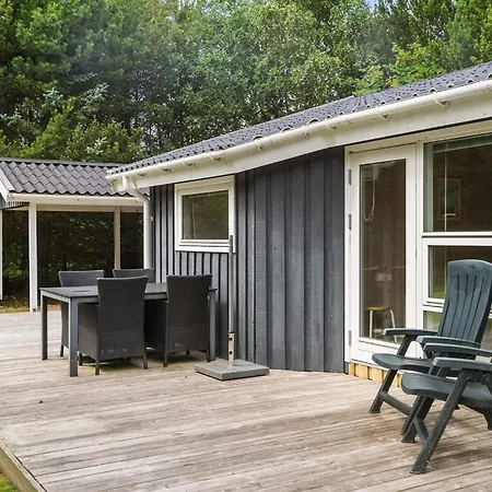 With Spacious Garden Holiday home