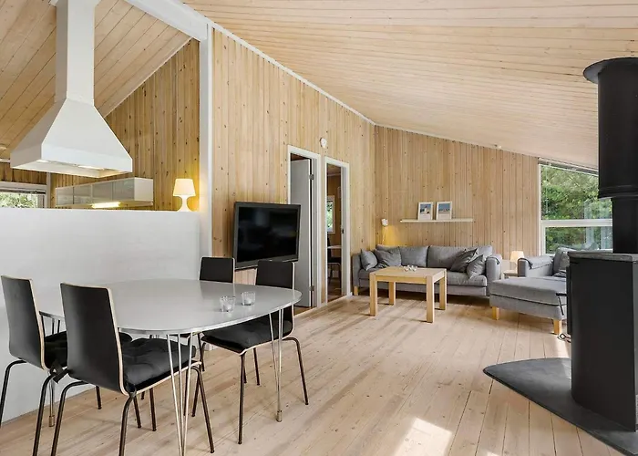 With Spacious Garden Σπίτι διακοπών *