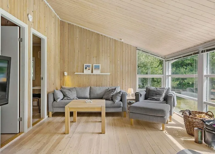 With Spacious Garden Σπίτι διακοπών *